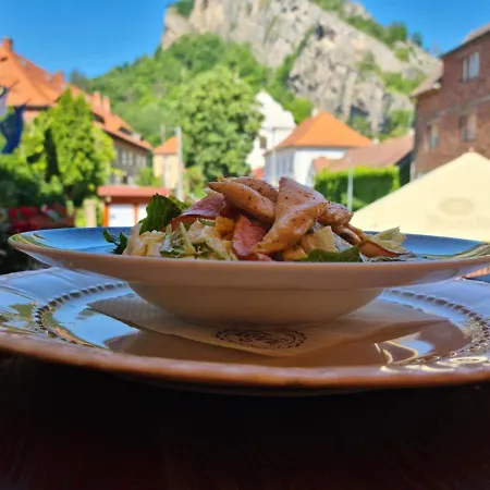 Pensionat Obecna Skola 3*