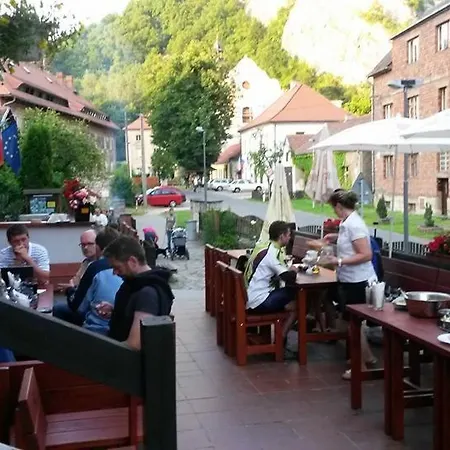 Obecna Skola Pensionat Svatý Jan pod Skalou